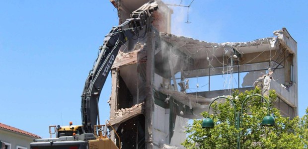 Γκρεμίζεται το τριώροφο και η περιοχή του θεάτρου αλλάζει όψη